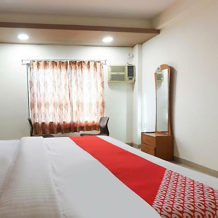 Oyo 43851 Hotel Virasat Māndu Esterno foto