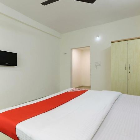 Oyo 43851 Hotel Virasat Māndu Esterno foto