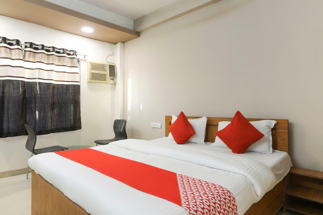 Oyo 43851 Hotel Virasat Māndu Esterno foto