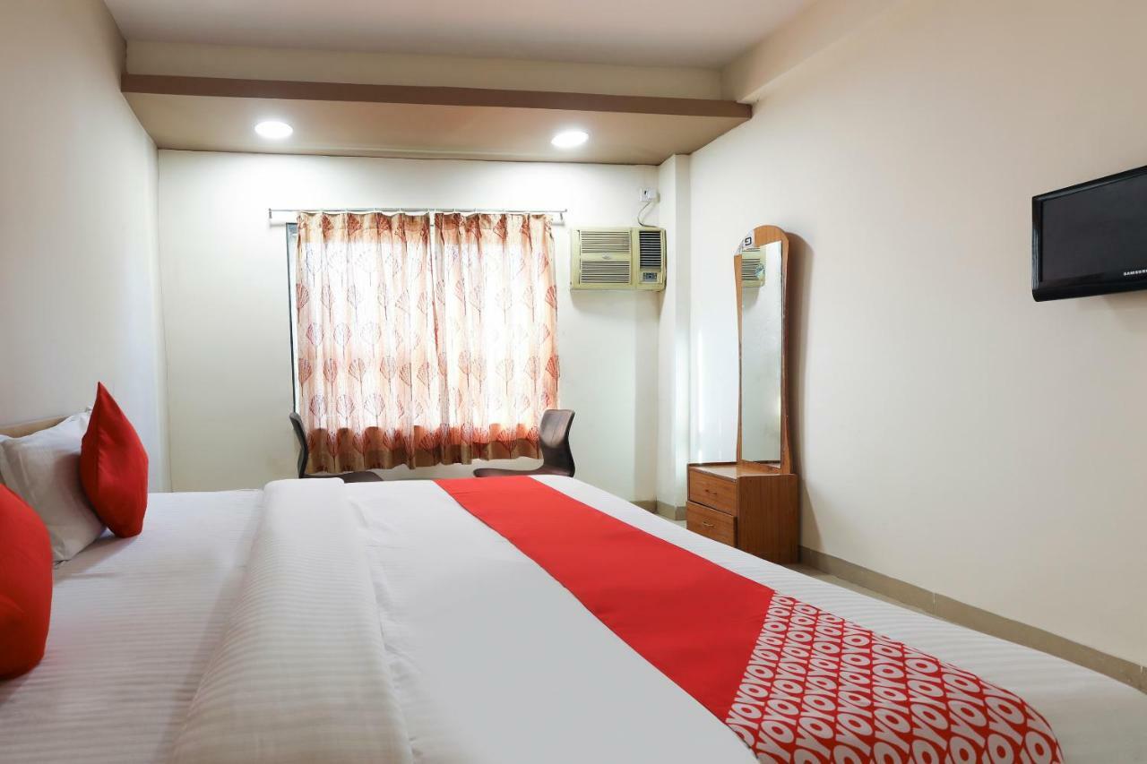 Oyo 43851 Hotel Virasat Māndu Esterno foto