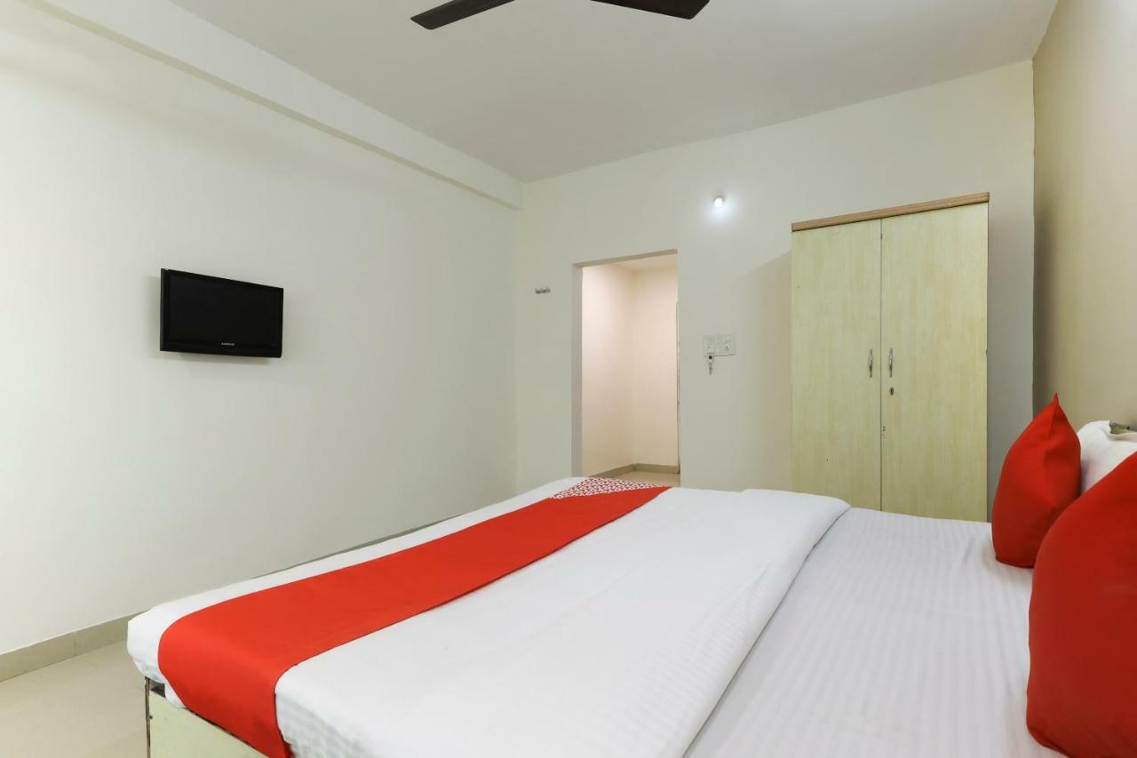 Oyo 43851 Hotel Virasat Māndu Esterno foto