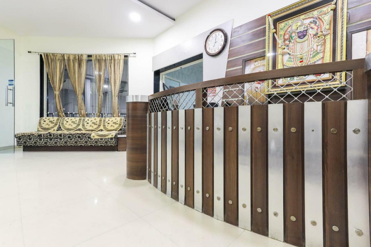 Oyo 43851 Hotel Virasat Māndu Esterno foto