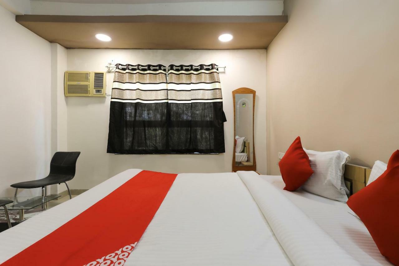 Oyo 43851 Hotel Virasat Māndu Esterno foto