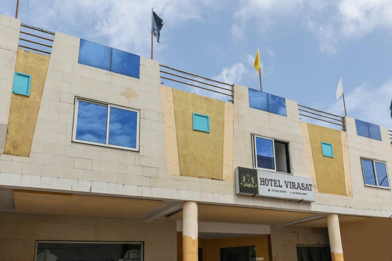 Oyo 43851 Hotel Virasat Māndu Esterno foto