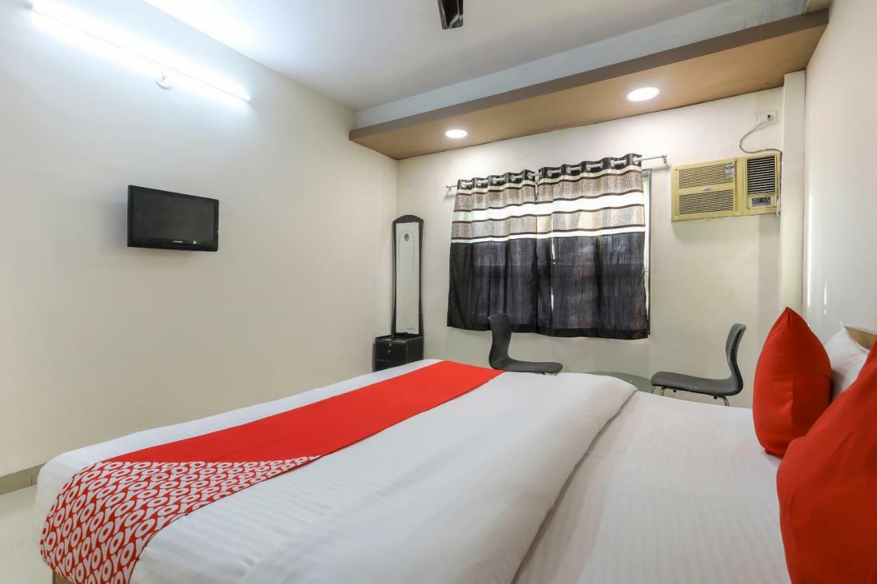 Oyo 43851 Hotel Virasat Māndu Esterno foto