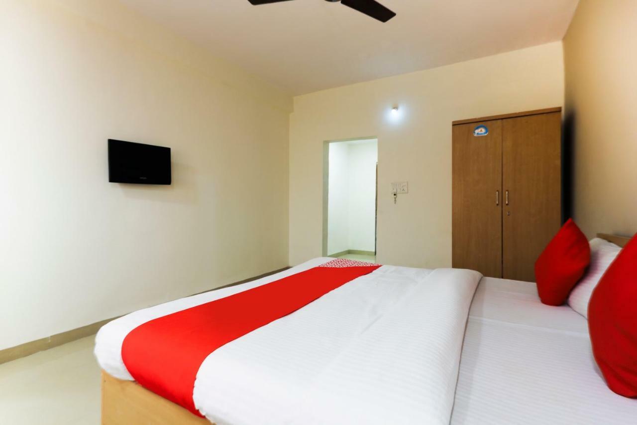 Oyo 43851 Hotel Virasat Māndu Esterno foto