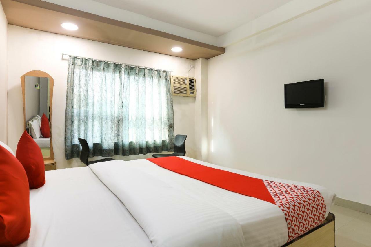 Oyo 43851 Hotel Virasat Māndu Esterno foto