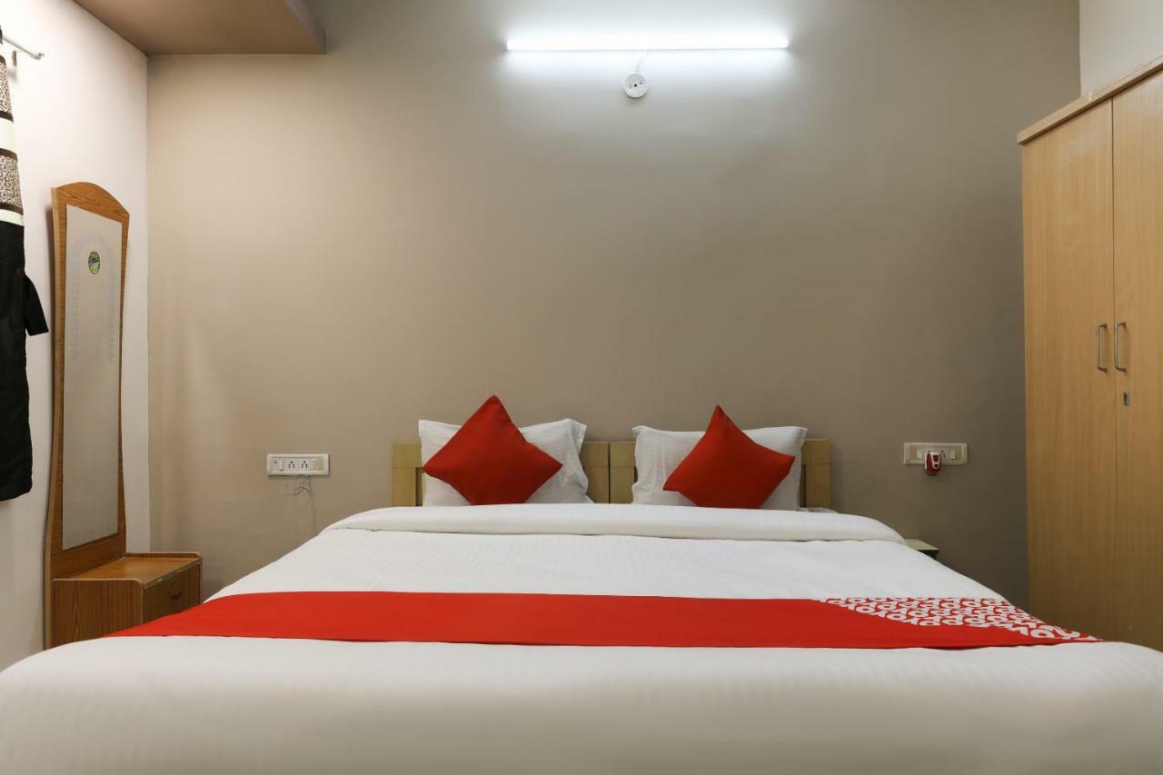 Oyo 43851 Hotel Virasat Māndu Esterno foto