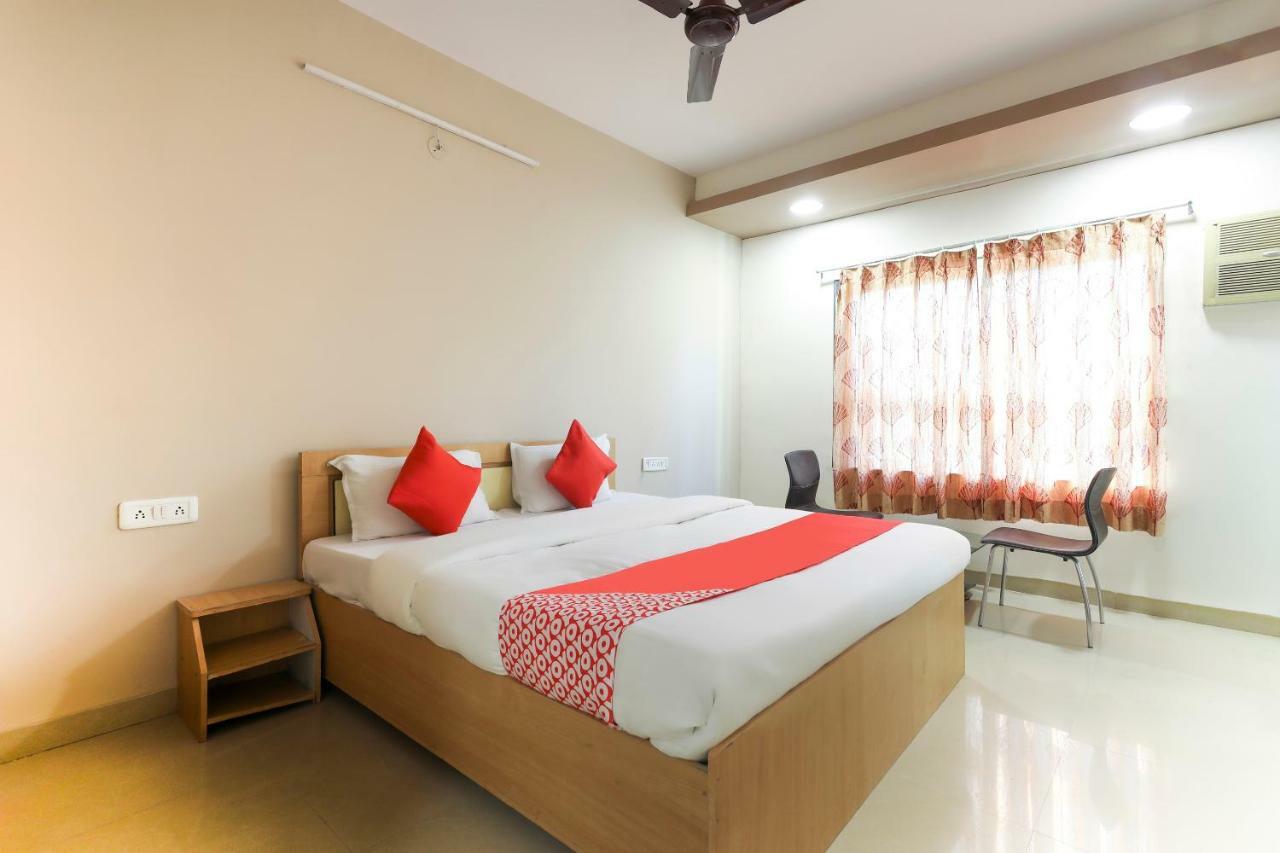 Oyo 43851 Hotel Virasat Māndu Esterno foto