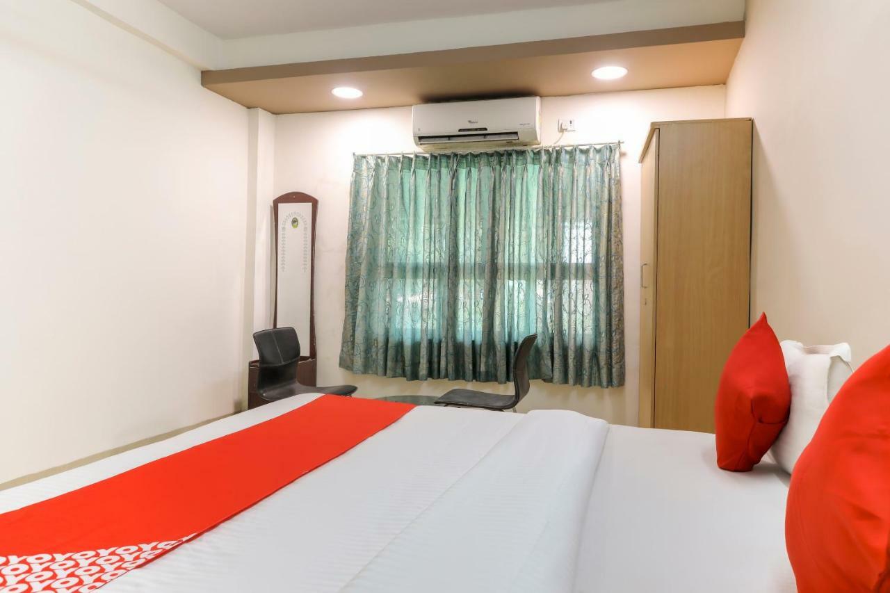 Oyo 43851 Hotel Virasat Māndu Esterno foto