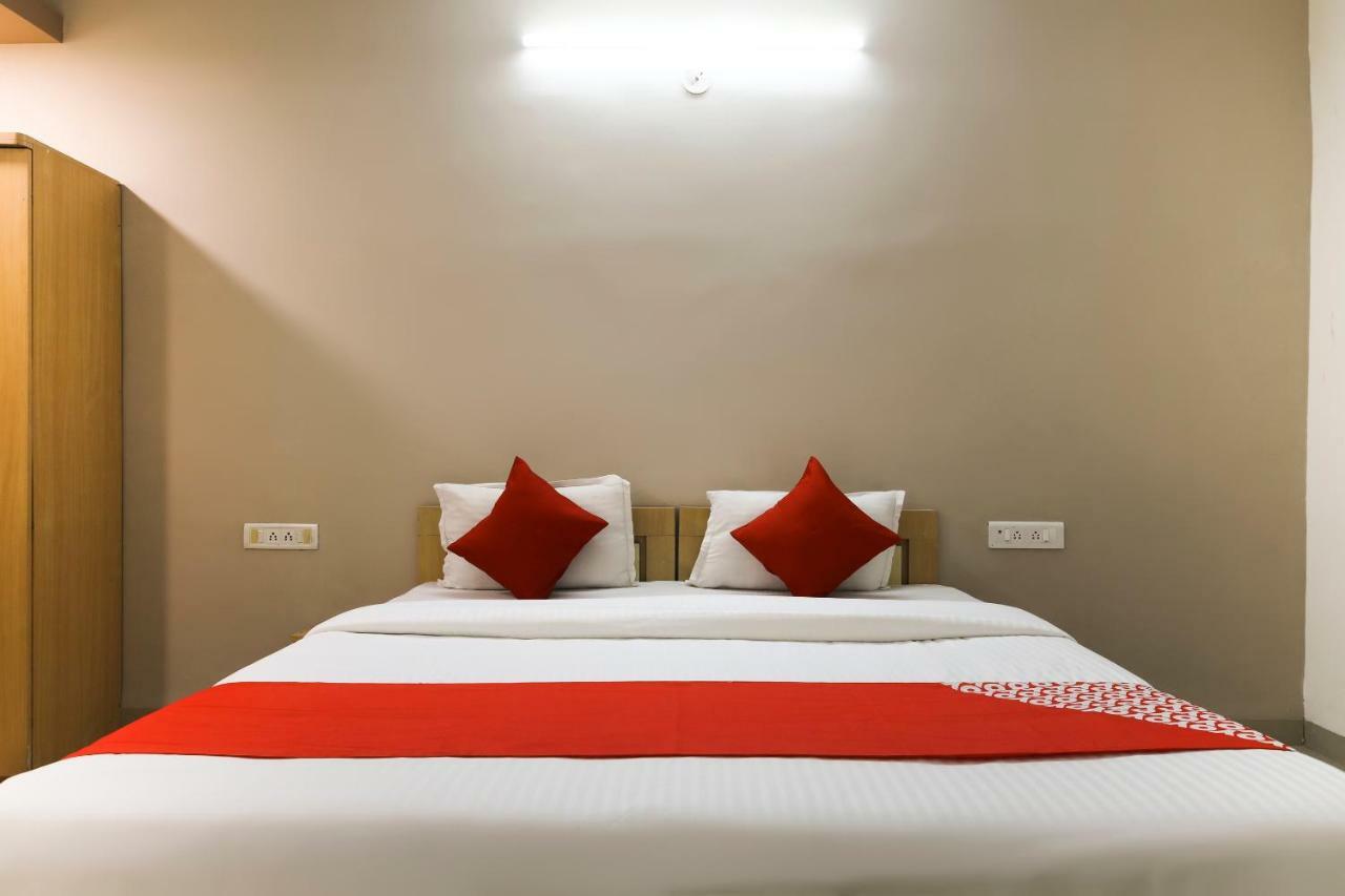 Oyo 43851 Hotel Virasat Māndu Esterno foto