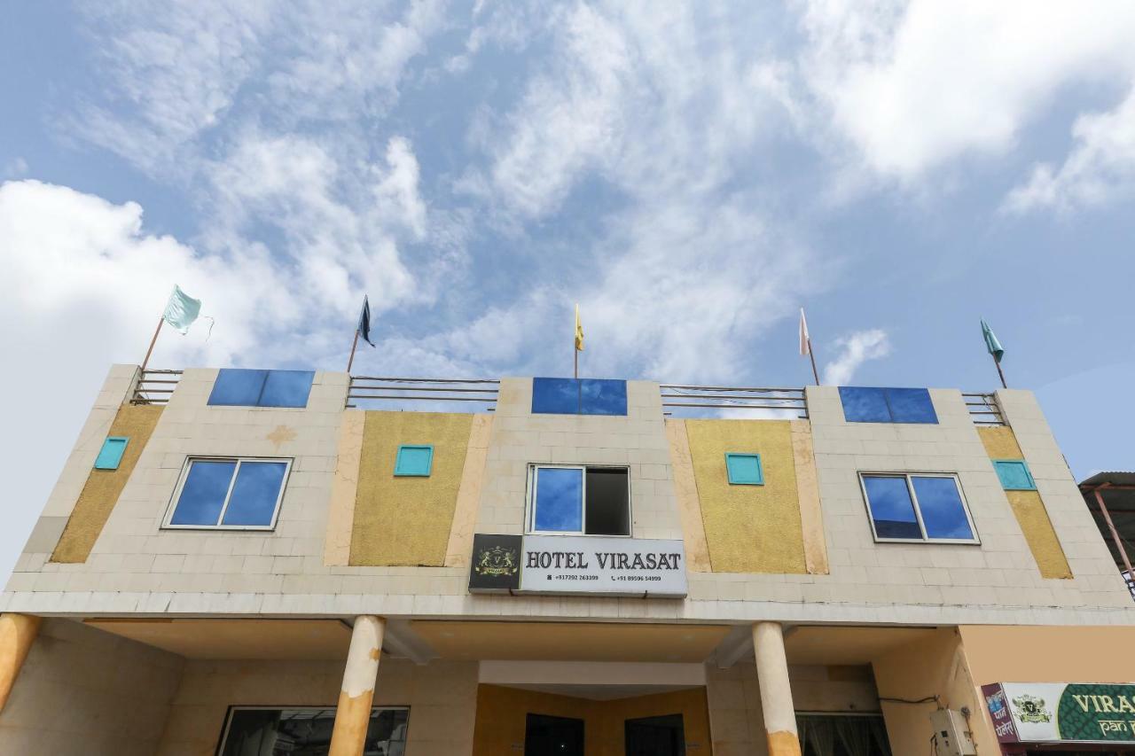Oyo 43851 Hotel Virasat Māndu Esterno foto