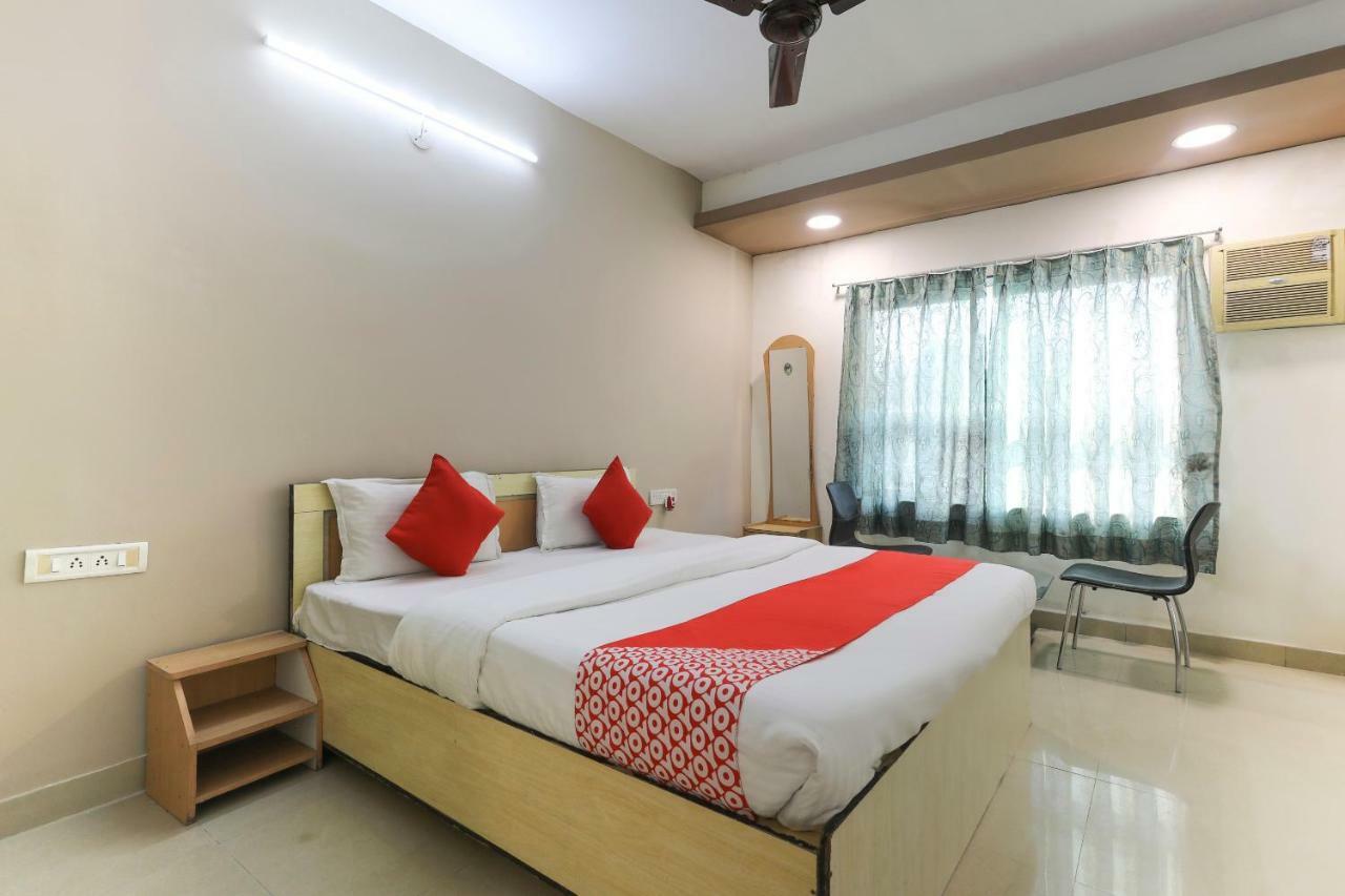 Oyo 43851 Hotel Virasat Māndu Esterno foto
