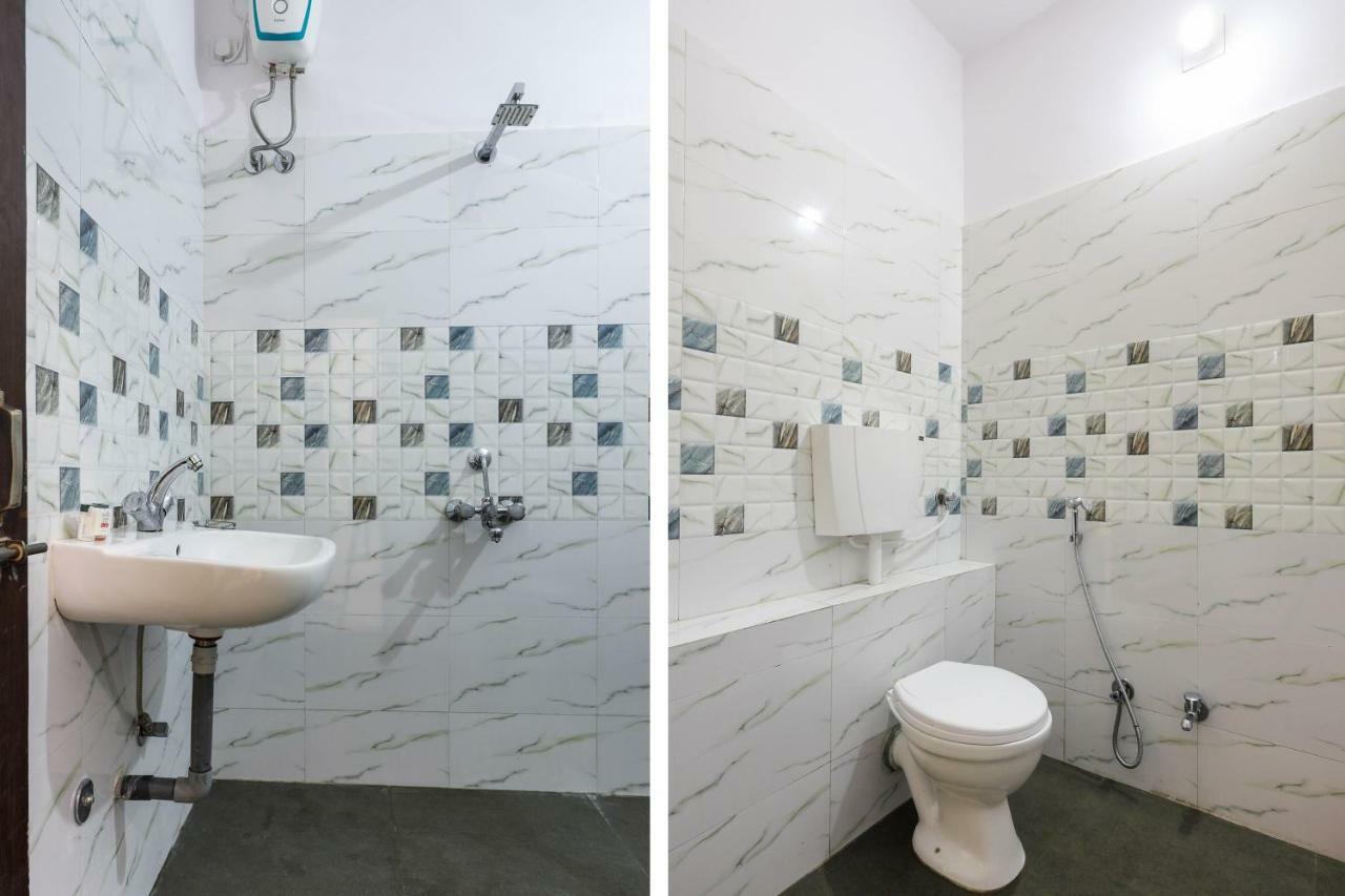 Oyo 43851 Hotel Virasat Māndu Esterno foto
