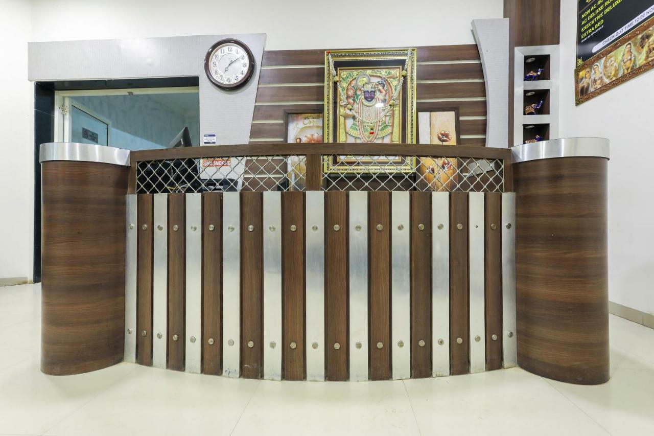 Oyo 43851 Hotel Virasat Māndu Esterno foto