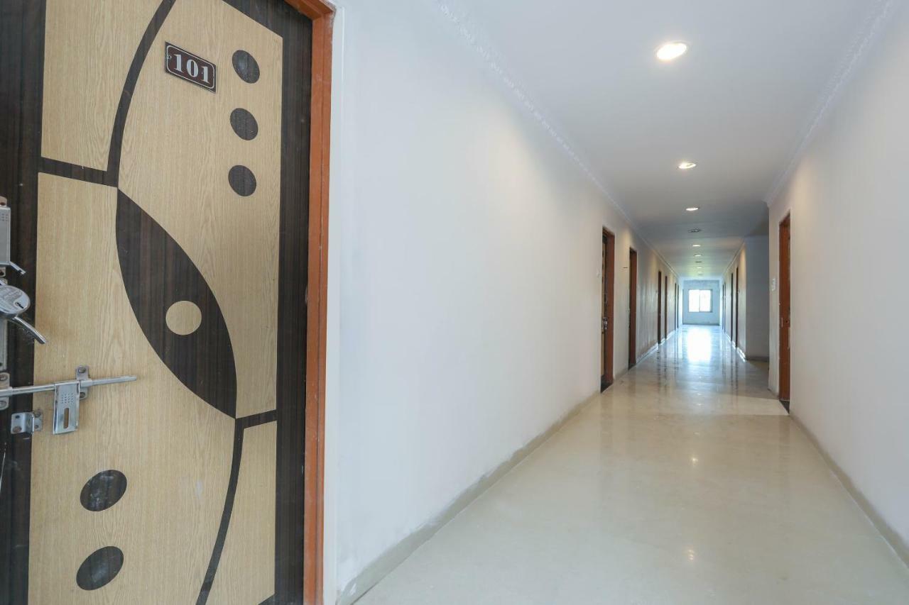 Oyo 43851 Hotel Virasat Māndu Esterno foto