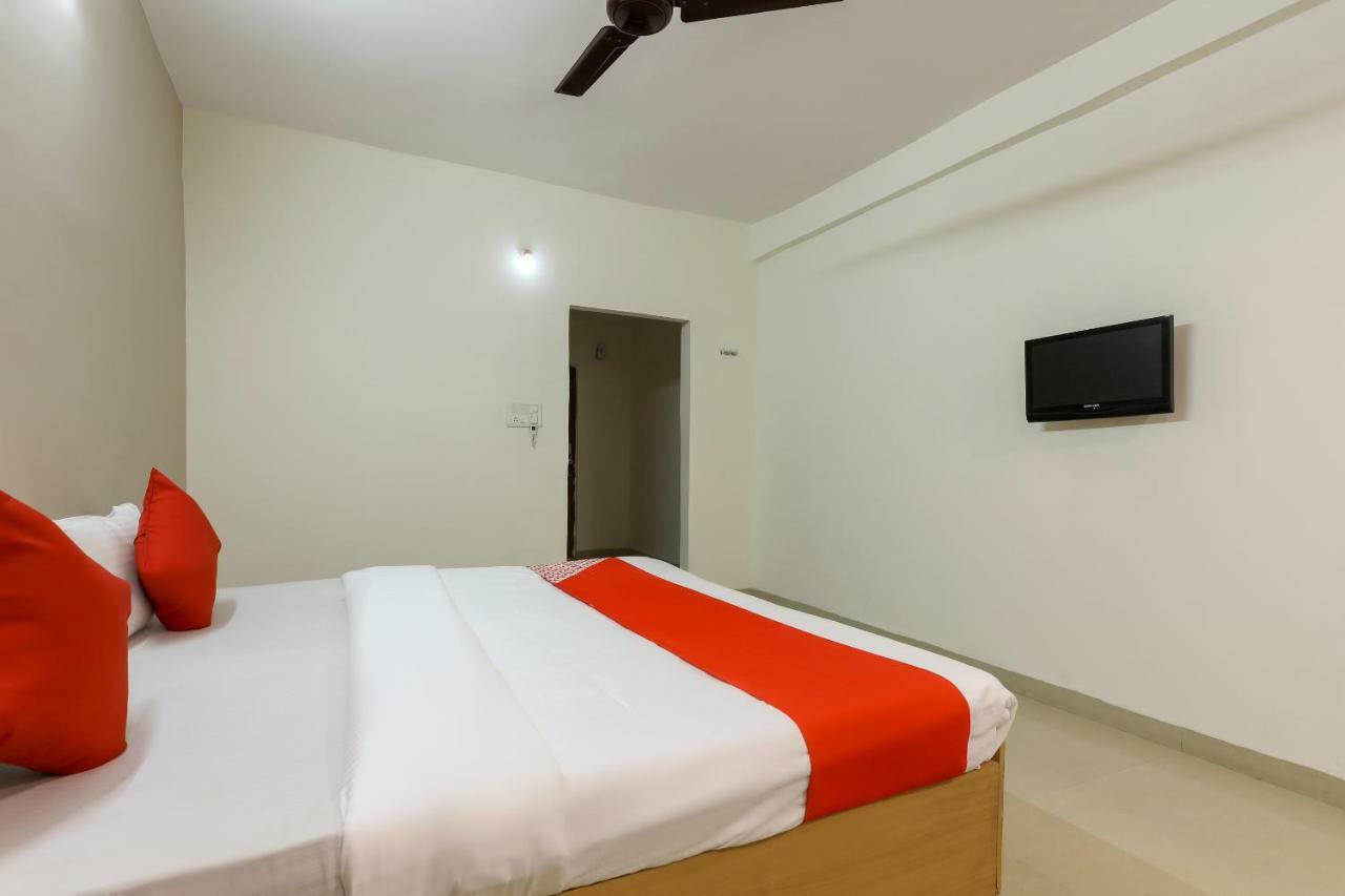 Oyo 43851 Hotel Virasat Māndu Esterno foto
