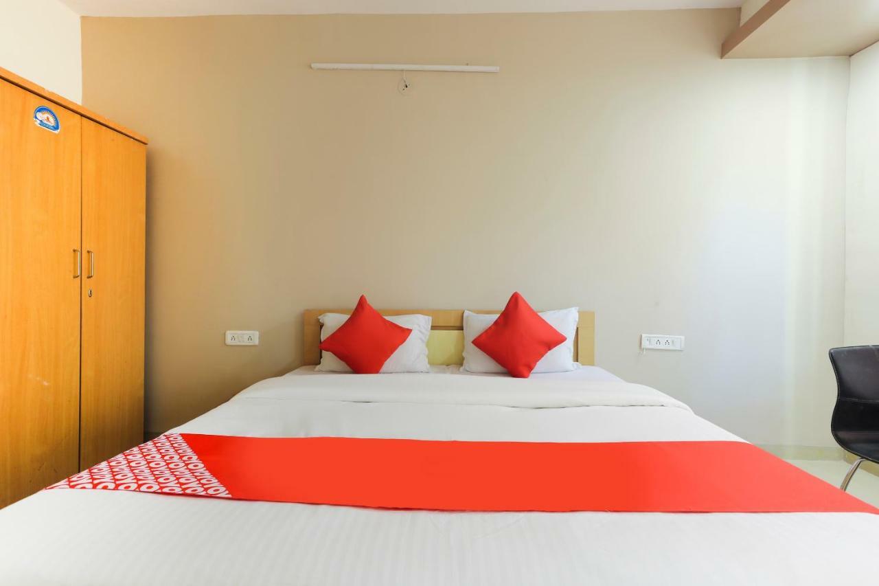 Oyo 43851 Hotel Virasat Māndu Esterno foto
