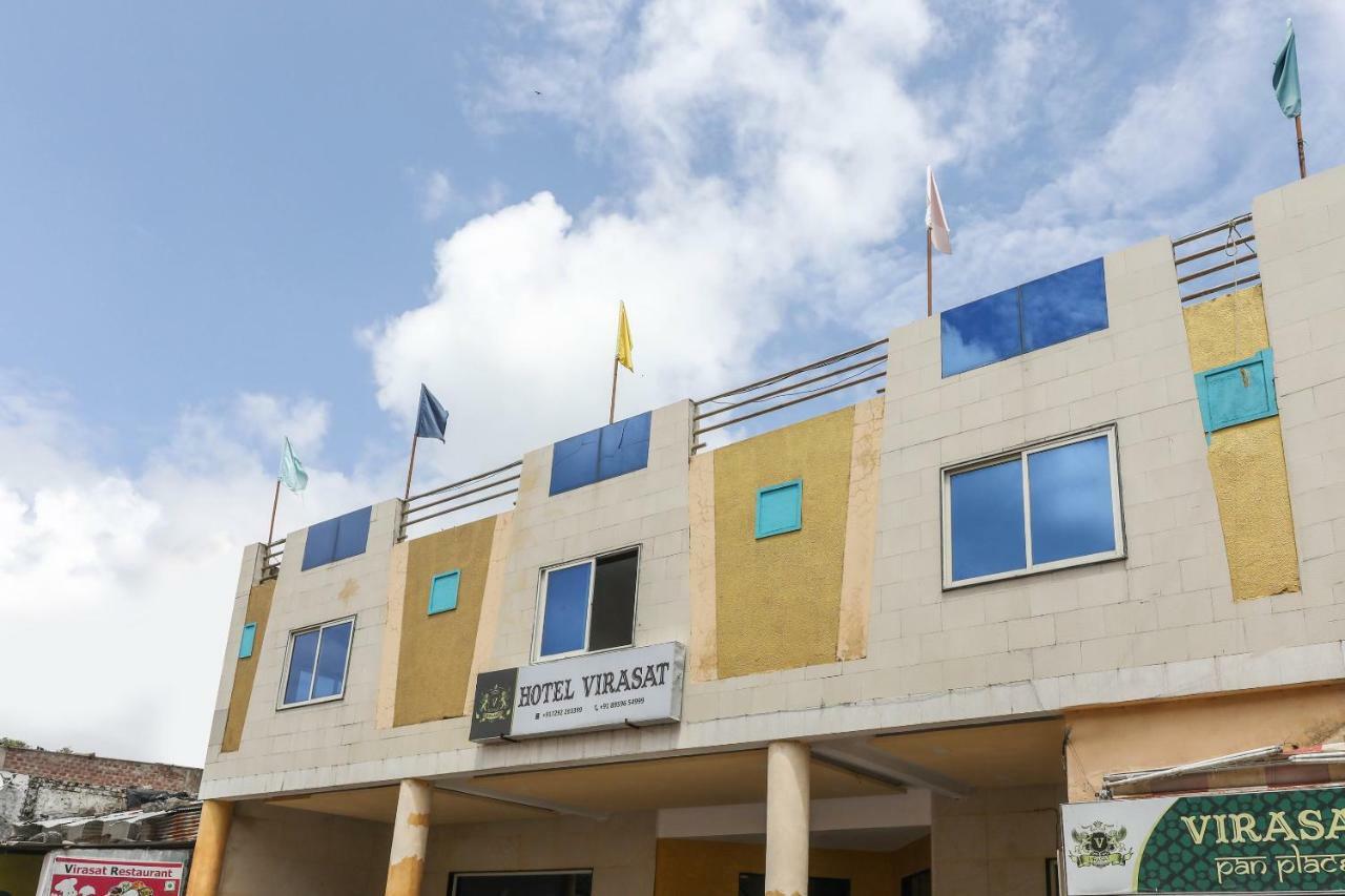 Oyo 43851 Hotel Virasat Māndu Esterno foto