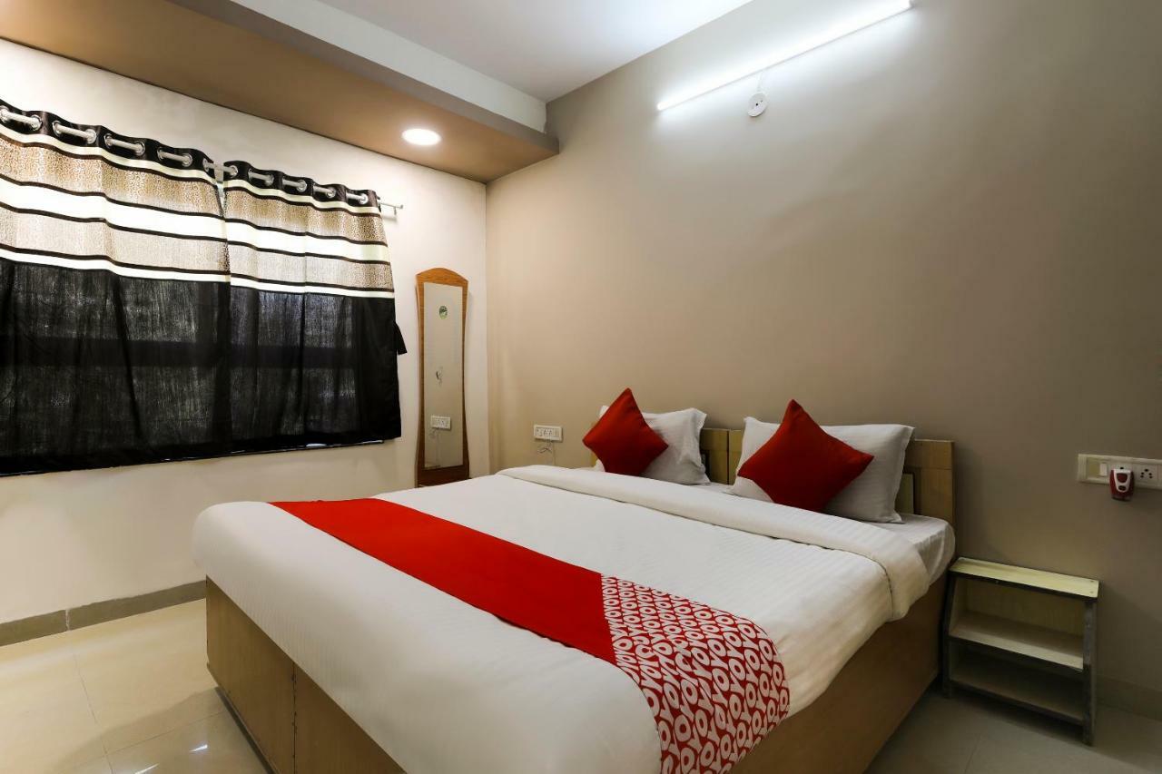 Oyo 43851 Hotel Virasat Māndu Esterno foto