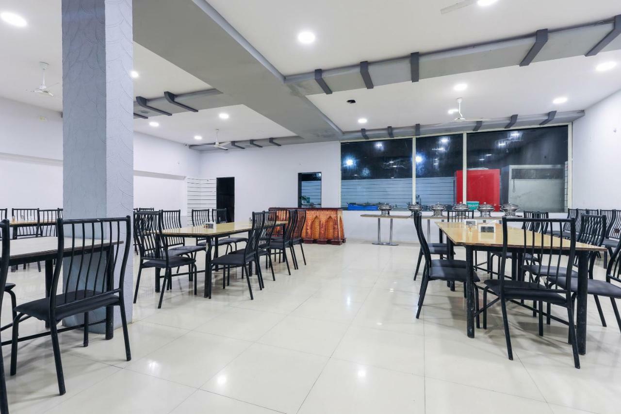 Oyo 43851 Hotel Virasat Māndu Esterno foto