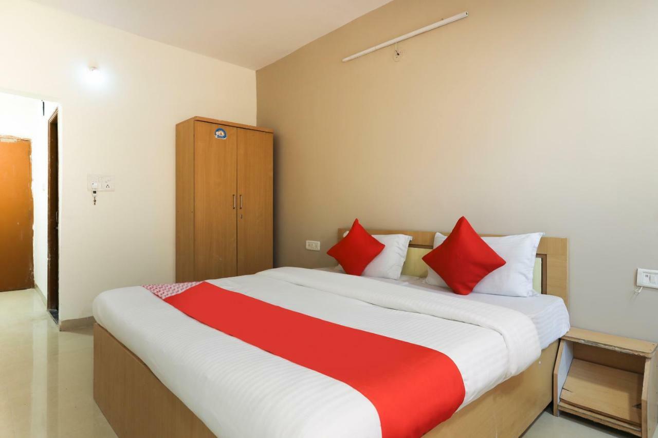 Oyo 43851 Hotel Virasat Māndu Esterno foto