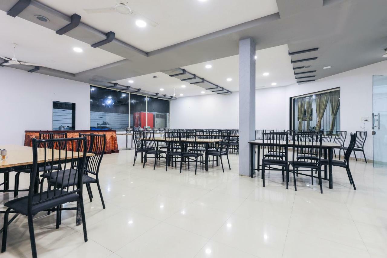 Oyo 43851 Hotel Virasat Māndu Esterno foto